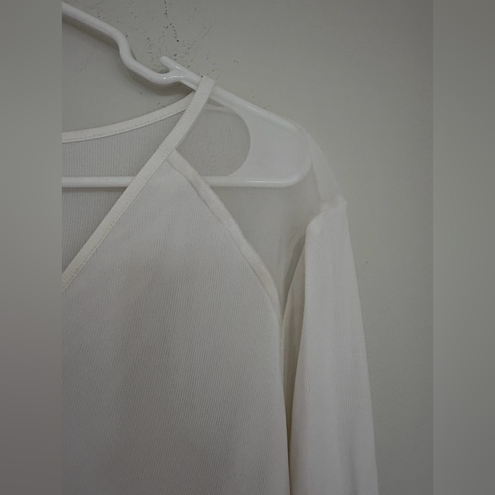 Elegant White V-Neck Women's Top - Picture 6 of 7